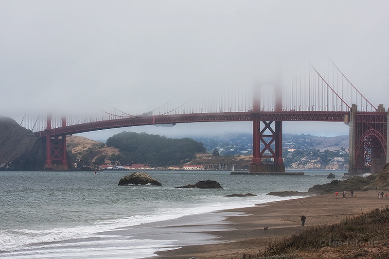 Die Brücke taucht kurz aus dem Nebel auf